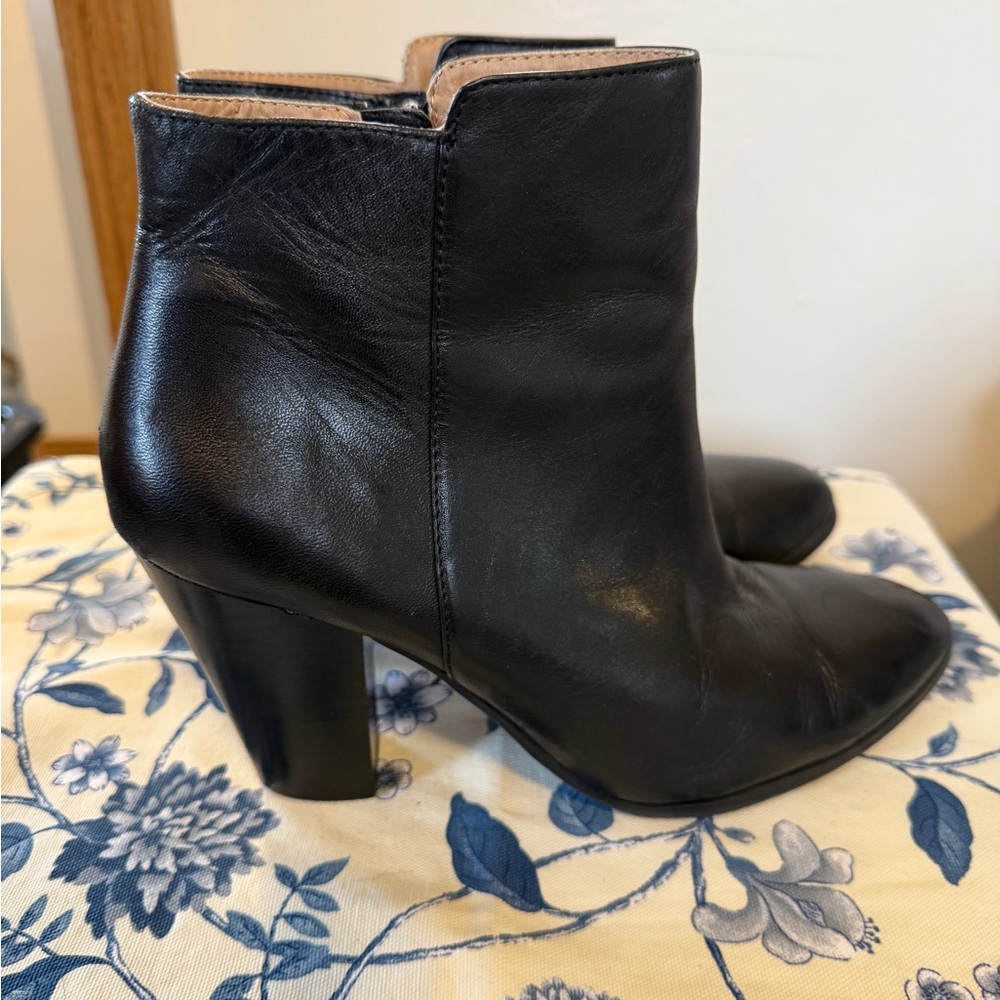 Adrienne Vittadini Beah Ankle Boots Womens Size 8 Black Leather Classic Workwear
